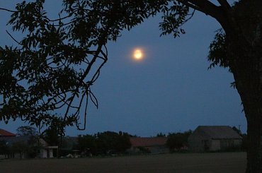 księżyc w lisiej czapie nad Morzewcem #księżyc #Morzewiec