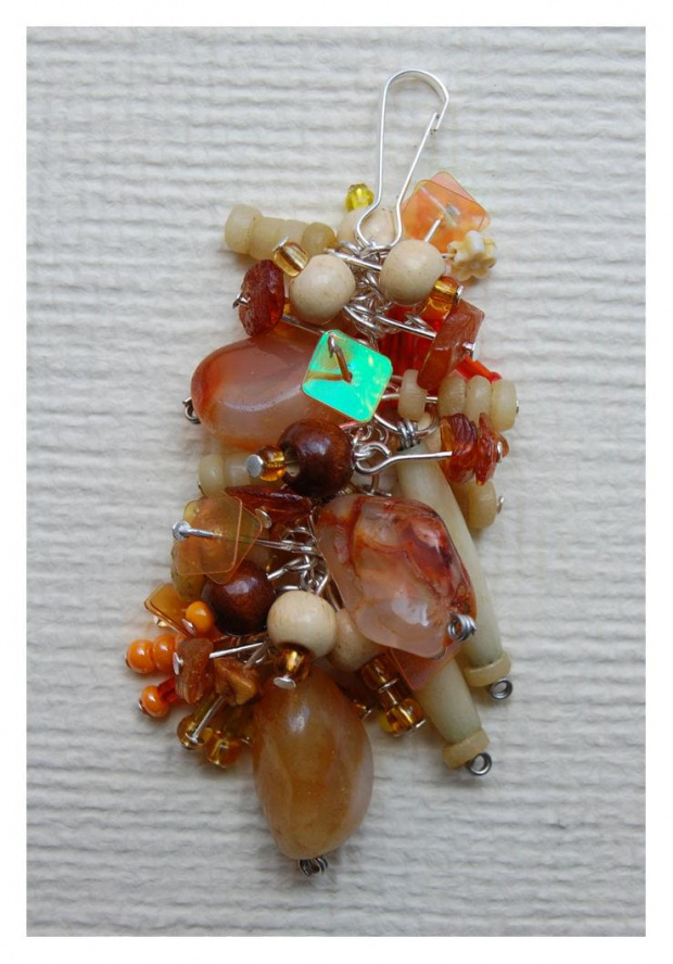 Breloczek - EnergetiQ - 8,5cm (karabińczyk - 2cm) - naturalne kamienie, bryłki bursztynu bałtyckiego, kościane i drewniane korale, drobne szklane koraliki, cekiny, posrebrzane półfabrykaty