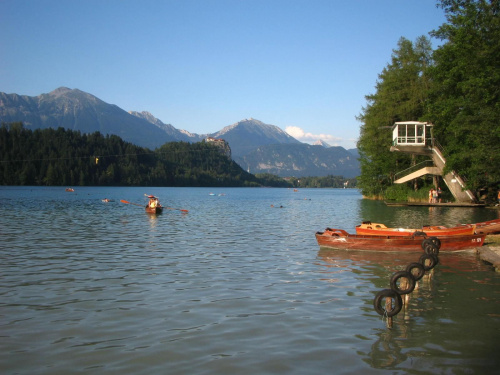 Jezioro w Bledzie, w tle Karawanki, Słowenia #jezioro #bled #karawanki #Słowenia #slowenia