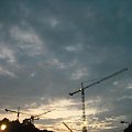 #Warszawa #dźwigi #budowa #wieczór #światła #chmury