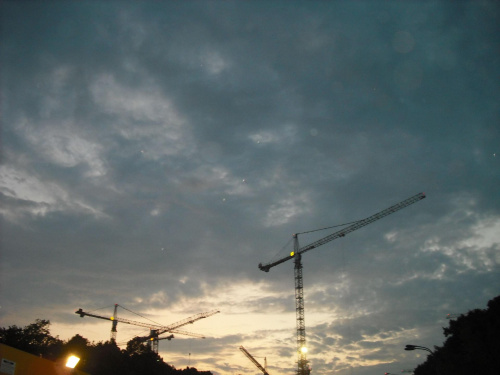 #Warszawa #dźwigi #budowa #wieczór #światła #chmury