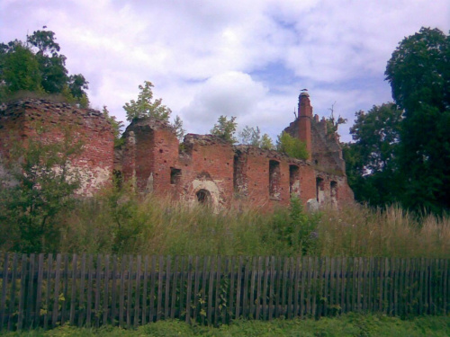 Ławki - ruiny kościoła