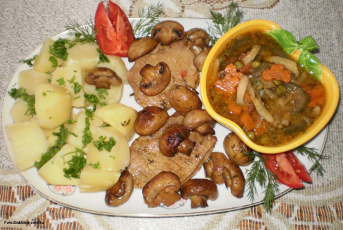 Schab duszony z warzywami .
Przepisy do zdjęć zawartych w albumie można odszukać na forum GarKulinar .
Tu jest link
http://garkulinar.jun.pl/index.php
Zapraszam. #schab #wieprzowina #mięso #warzywa #jedzenie #kulinaria #gotowanie