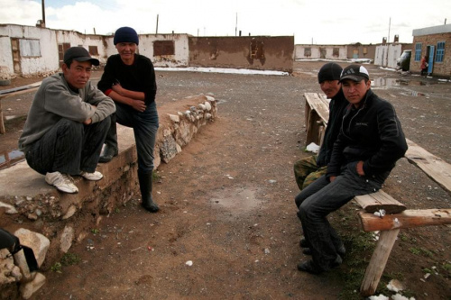Czekają na zajęcie #kirgistan #ludzie