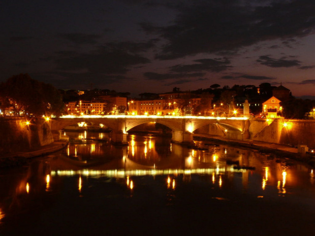 Tybr i most Św. Anioła nocą #Rzym #Włochy