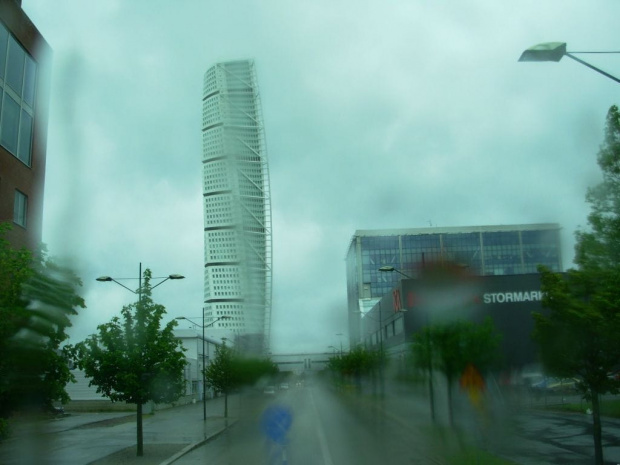 wieżowiec mieszkalny Turning Torso w dzielnicy Västra Hamnen-Szwecja. 190 metrów wysokości i 54 kondygnacje, najwyższa w Szwecji budowla --zdjecie robiłam z autobusu--padał deszcz-niestety