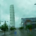 wieżowiec mieszkalny Turning Torso w dzielnicy Västra Hamnen-Szwecja. 190 metrów wysokości i 54 kondygnacje, najwyższa w Szwecji budowla --zdjecie robiłam z autobusu--padał deszcz-niestety