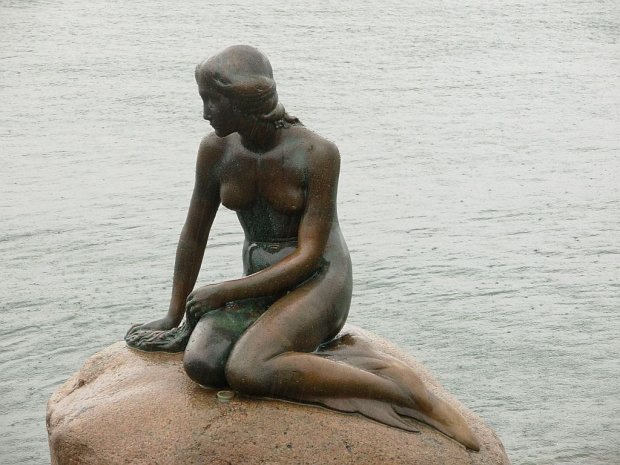 posąg Małej Syrenki- znajdujący się na nadbrzeżu portu w Kopenhadze-Mała Syrenka należy do najbardziej znanych i lubianych baśni Andersena