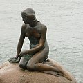 posąg Małej Syrenki- znajdujący się na nadbrzeżu portu w Kopenhadze-Mała Syrenka należy do najbardziej znanych i lubianych baśni Andersena