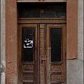 Świdwin. Pięknie zdobione drzwi w kamienicy z 1928r.