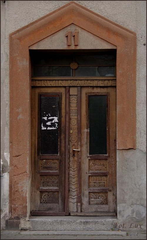 Świdwin. Pięknie zdobione drzwi w kamienicy z 1928r.