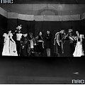 Wojskowa czołówka teatralna " Lwowska Fala " - program pt. " Kochajmy się ". Z lewej: Mira Grelichowska, z prawej Włada Majewska_08.04.1942 r.