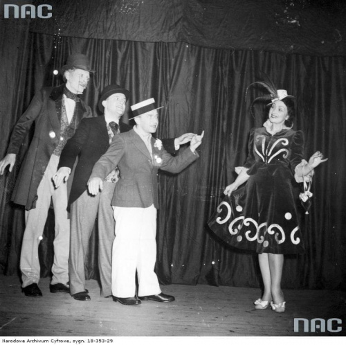 Wojskowa czołówka teatralna " Lwowska Fala " - program pt. " Trzymaj fason ". Od prawej: Mira Grelichowska, NN, Wiktor Budziński. Edynburg_02.10.1945 r.