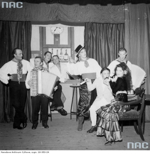 Wojskowa czołówka teatralna " Lwowska Fala " - program pt. " Trzymaj fason ". Z prawej Włada Majewska. Czwarty z lewej Wiktor Budziński. Edynburg_02.10.1945 r.