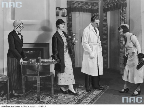 W przedstawieniu " Oto kobieta " w Teatrze Polskim w Katowicach. Widoczni od lewej: Janina Zakrzyńska, Janina Biesiadcka ( 2. od lewej ), Marian Godlewski, Janina Hańska_1934 r.