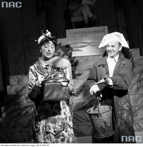 Janina Martini ( jako Poczesuchina ) i Aleksander Piotrowski ( jako Lakiernik ) w sztuce " Kupiłem pomnik swój " w Teatrze Powszechnym w Warszawie_05.1962 r.