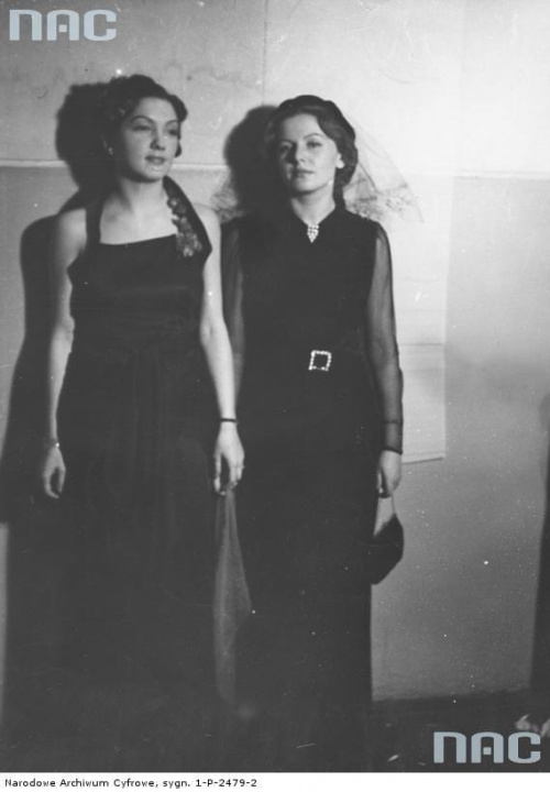 Aktorki Janina Wilczówna ( z prawej ) i Helena Kitajewicz podczas balu. Bal Państwowego Instytutu Sztuki Teatralnej w Warszawie_12.02.1938 r.