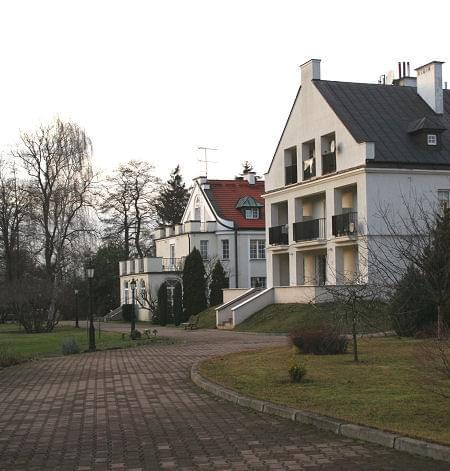 Kompleks budynków należy do Związku Artystów Scen Polskich. Mieszka tu 50 pensjonariuszy. Każdy z nich mieszka w kawalerce i ma widok na piękny ogród.