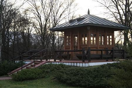 " Chiński domek " w środku Skolimowskiego ogrodu