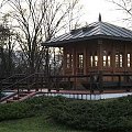 " Chiński domek " w środku Skolimowskiego ogrodu