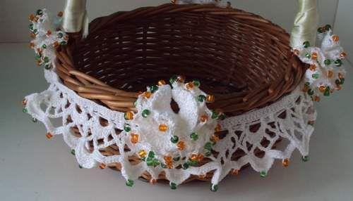 ozdoba na koszyczek, komplet: koronka + 4 kwiatuszki, wrobione koraliczki