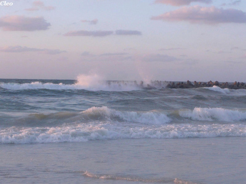 Niespokojne morze, fale bija o brzeg - Alex. 18.09.2008