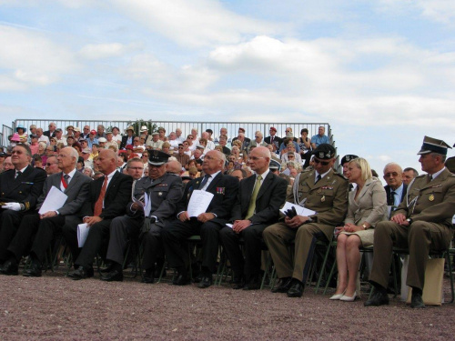 Polscy oficjele przed uroczystościami 65 rocznicy walk w Normandii.