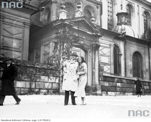 Aktorzy Eugeniusz Bodo i Nora Ney podczas zwiedzania Krakowa, przed wejściem do Katedry Wawelskiej. Kraków_05.1933 r.