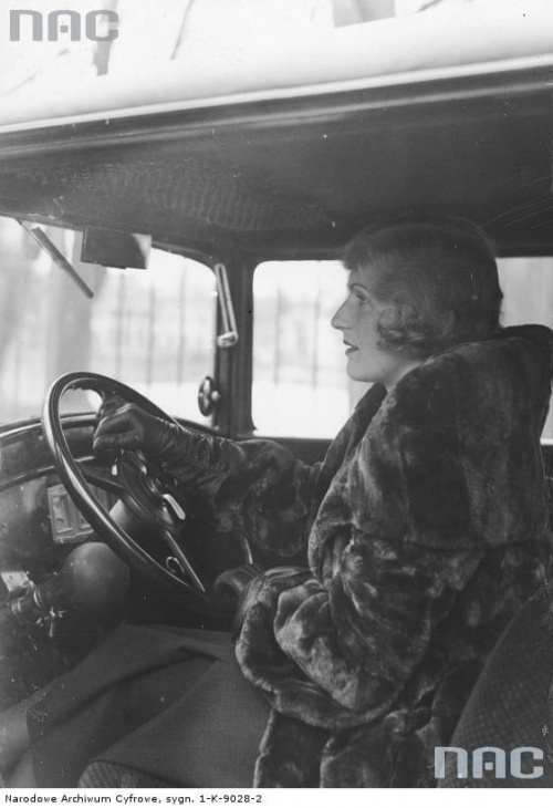 Aktorka Kazimiera Skalska siedzi za kierownicą swojego samochodu_04.1933 r.
