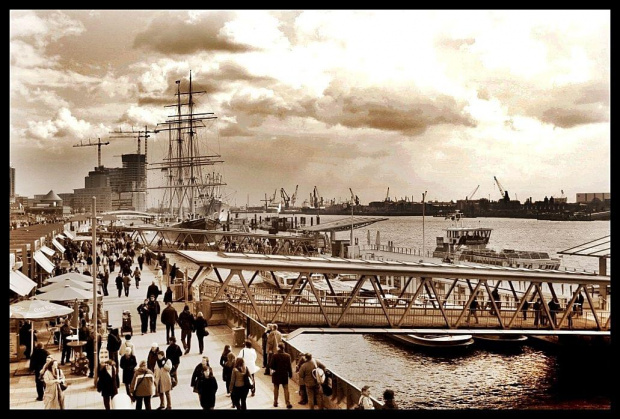 Hamburg - Port , Marzec / 2010 #port #statek #ludzie #turystyka #CzarnoIBialo