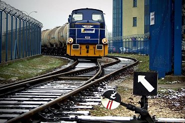 401Da-213, własność Petrolot-u, wciąga beczki z paliwem lotniczym do własnej bazy. #Petrolot #Okęcie #Spalinowa #lokomotywa #bocznica #towarowy