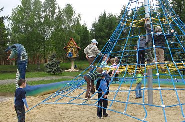 plac zabaw / www.bajkowakraina.info #BajkowaKraina #JanBrzechwa #ChataZPiernika #ChatkaZPiernika #DomNaKurzejNodze #Pinokio #CzerwonyKapturek #Czarownica #BabaJaga #JaśIMałgosia #MurzynekBambo #TomcioPaluszek #Rzepka #SmokWawelski #SmoczaJama