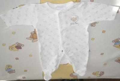 pajacyk bawełniany firmy Disney rozmiar z metki Newborn 56 cm / 5 kg