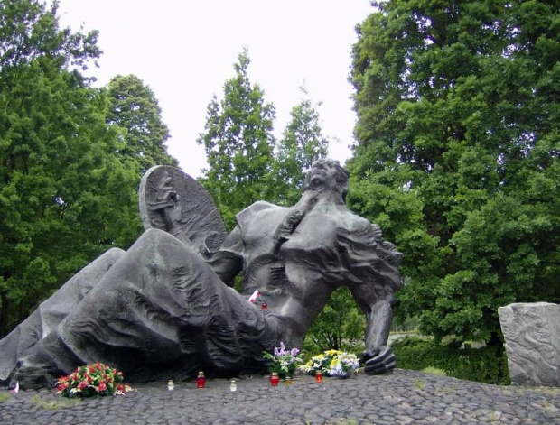 Pomnik Gloria victis na Cmentarzu Powstańców Warszawy na Woli.