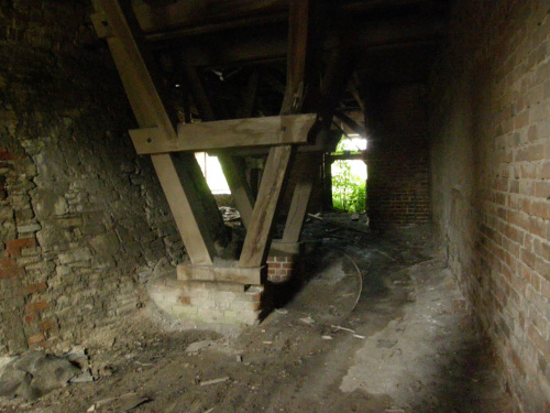 Mstyczów - Wnętrz zniszczonej cegielni #Mstyczów #Cegielnia #Fabryka