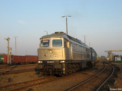 01.11.2008 Srebrna W232-01 spółki ITL z wagonami PCC oczekuje na odjazd z KoA.