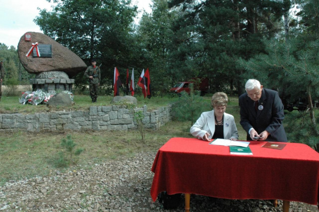 Podpisanie protokołu zapewniającego opiekę nad Obeliskiem przez Pania dyr. szkoły #Pomnik