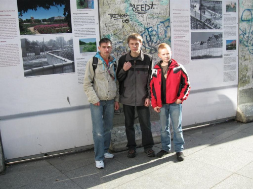 Fragment muru Berlińskiego , na zdjęciu od Lewej Łukas JA Andrzej