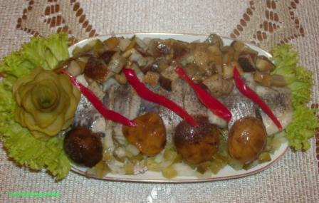 Śledź z marynowanymi grzybami.Przepisy na : http://www.kulinaria.foody.pl/ , http://www.kuron.com.pl/ i http://kulinaria.uwrocie.info #ryby #śledzie #grzyby #jedzenie #gotowanie #kulinaria #PrzepisyKulinarne