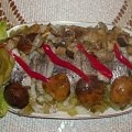 Śledź z marynowanymi grzybami.Przepisy na : http://www.kulinaria.foody.pl/ , http://www.kuron.com.pl/ i http://kulinaria.uwrocie.info #ryby #śledzie #grzyby #jedzenie #gotowanie #kulinaria #PrzepisyKulinarne