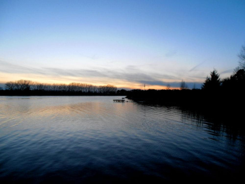 Nad jeziorem #jezioro #zachód #słońce #chmury #pomost