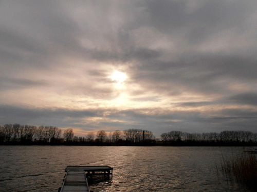 Chmury #chmury #słońce #jezioro #pomost