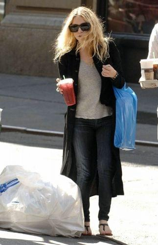 Ashley getting drinks at Starbucks in NYC-paparazzi sierpień 2008