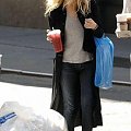 Ashley getting drinks at Starbucks in NYC-paparazzi sierpień 2008