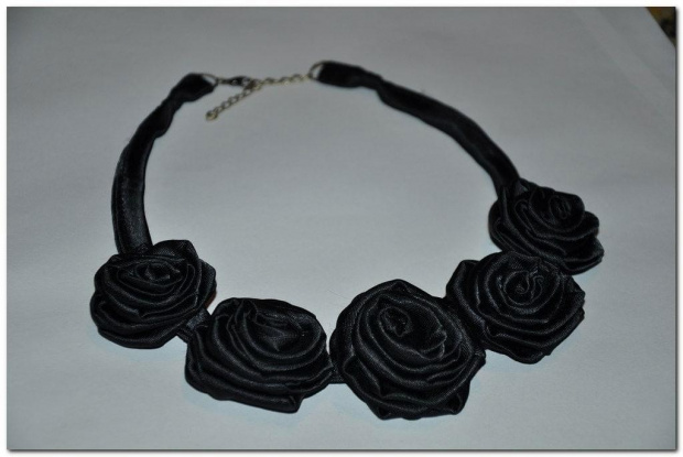 Naszyjnik-róże z materiału #biżuteria #bransoleta #drewna #kwiaty #metalu #naszyjnik #OzdobyZMateriału #rękodzieło #róże