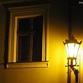 latarnia i okno #okno #lampa #noc #światło #latarnia