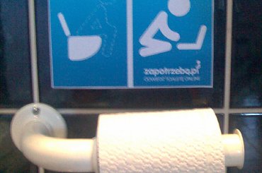 Zdjęcie z mojego kibelka :) Postanowiłem przyozdobić go ulotkami ze stronki zapotrzeba.pl :) #kibel #toaleta #internet #online #wirtualny