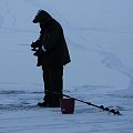 Stanęłam na środku jeziora, by zrobić kilka fotek a pan sobie wlasnie skonczył łowienie w... #zima #śnieg #jezioro #lód #widok