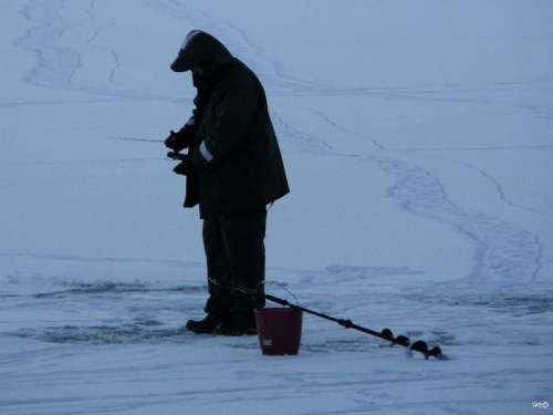 Stanęłam na środku jeziora, by zrobić kilka fotek a pan sobie wlasnie skonczył łowienie w... #zima #śnieg #jezioro #lód #widok