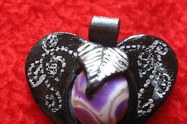 Wisiorek - czarne serduszko z wytłoczonym motywem roslinnym podkreśłonym farbą w kolorze mithrill silver #biżuteria #wisiorek #serduszko #MotywRoślinny #MasaTermoutwardzalna